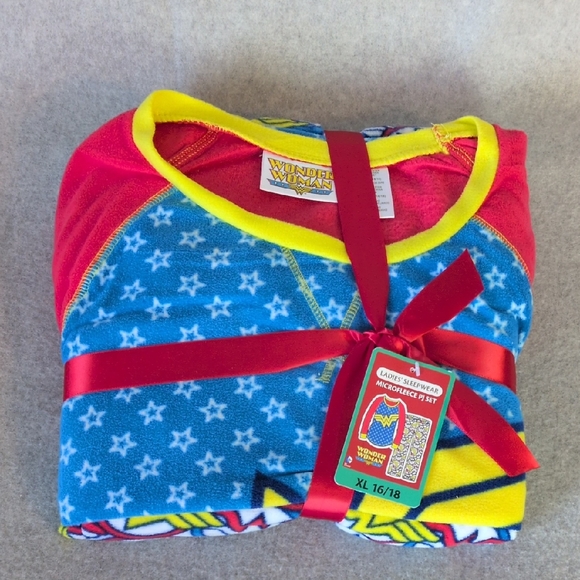 Wonder Woman Microfleece PJ Set Women's XL NWT - Picture 1 of 4